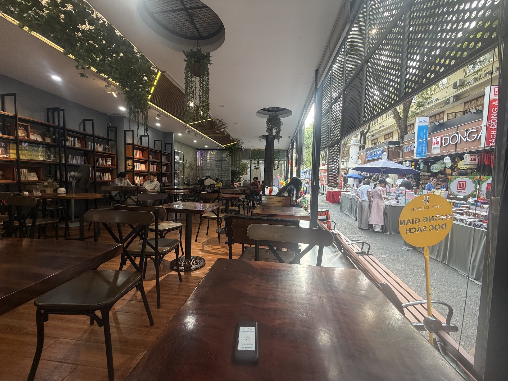 Cafe sách Phương Nam