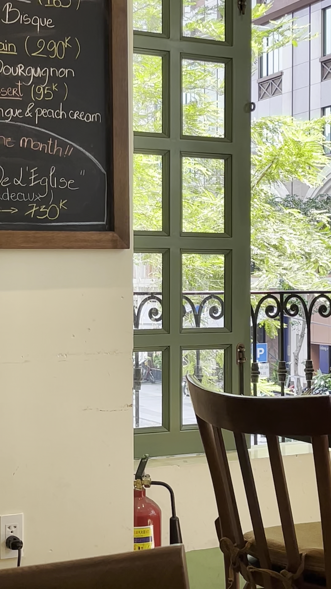 Le Comptoir Bistro & Books