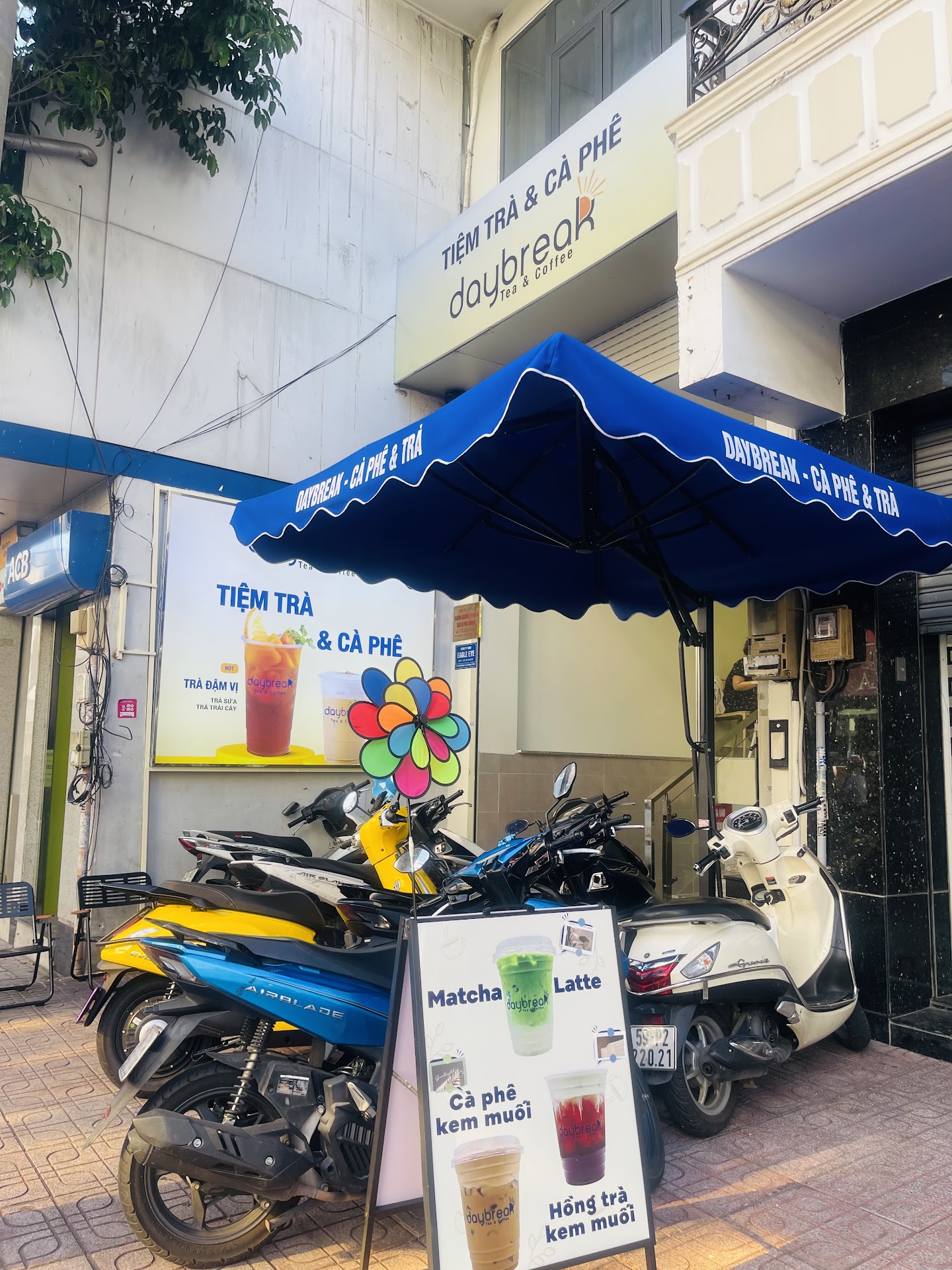 Tiệm Trà & Cà Phê Daybreak