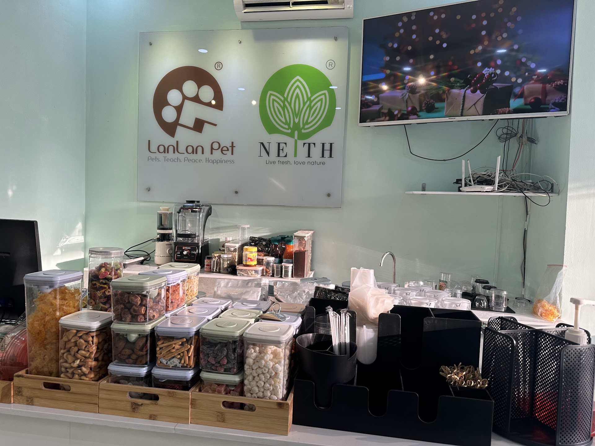 Lanlan Pet Coffee & Tea - Quán Cafe chó, cafe thú cưng quận 2