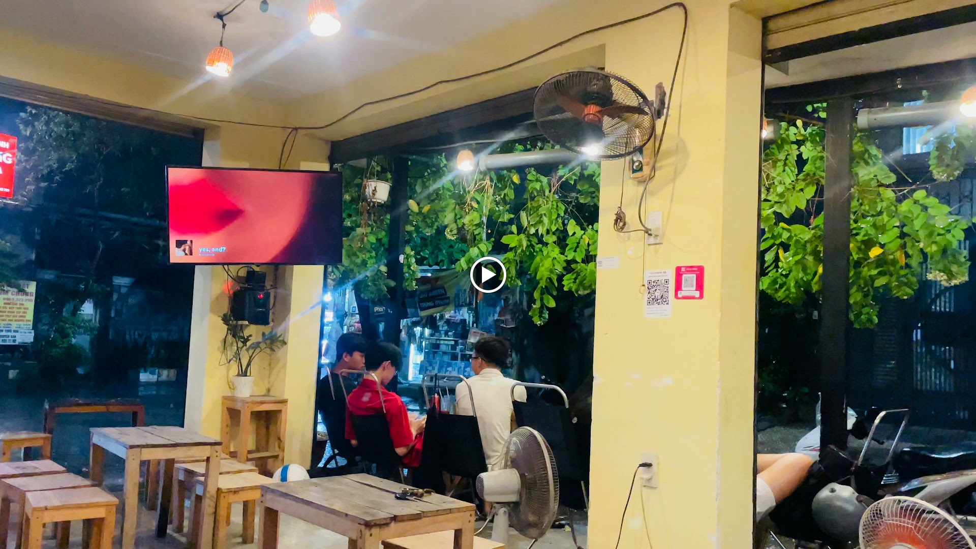 Tiệm cà phê - Gần nhà mình