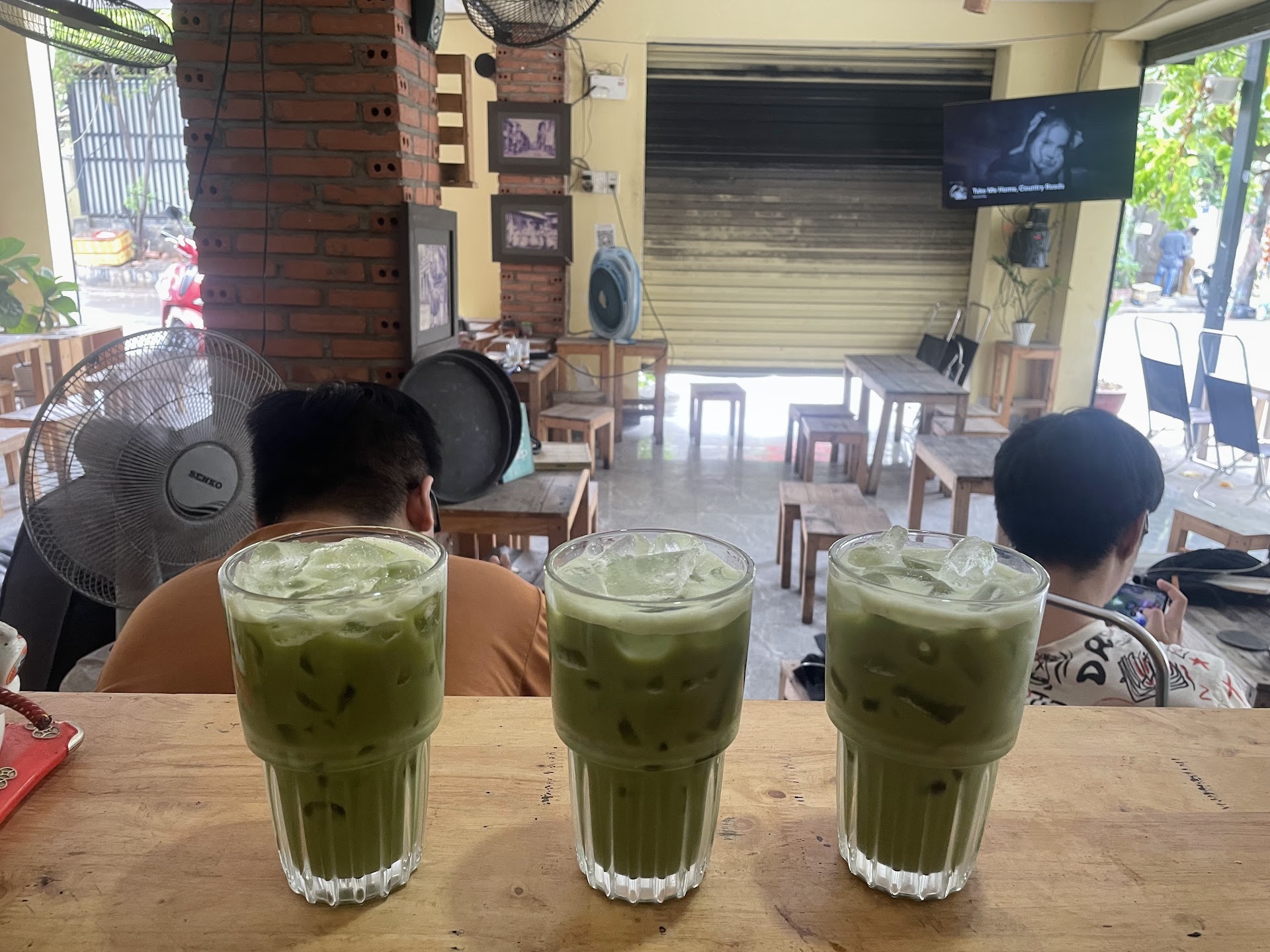 Tiệm cà phê - Gần nhà mình