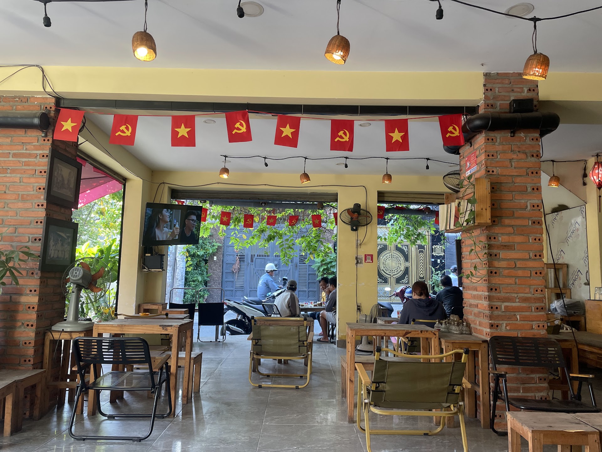 Tiệm cà phê - Gần nhà mình