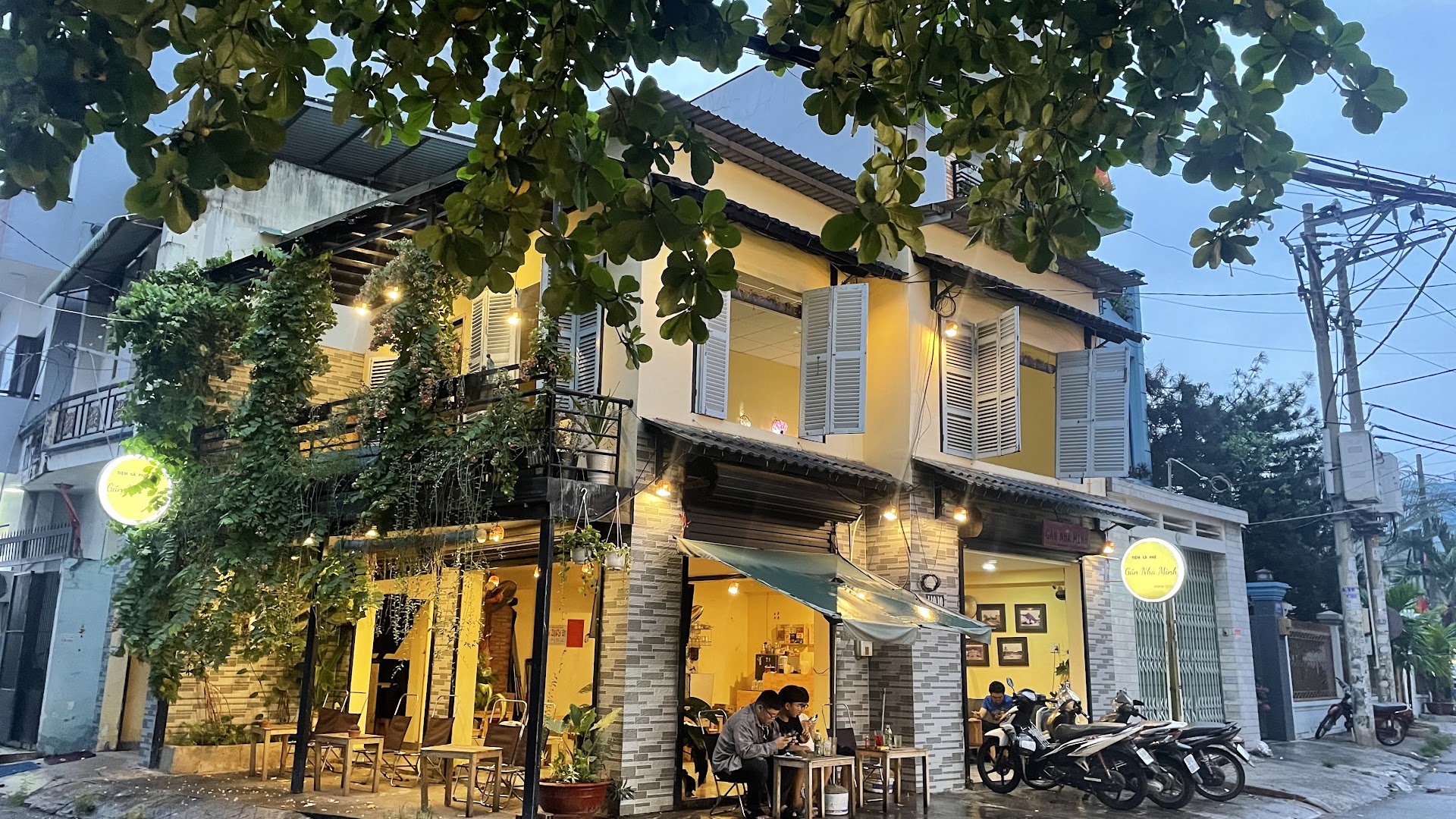 Tiệm cà phê - Gần nhà mình