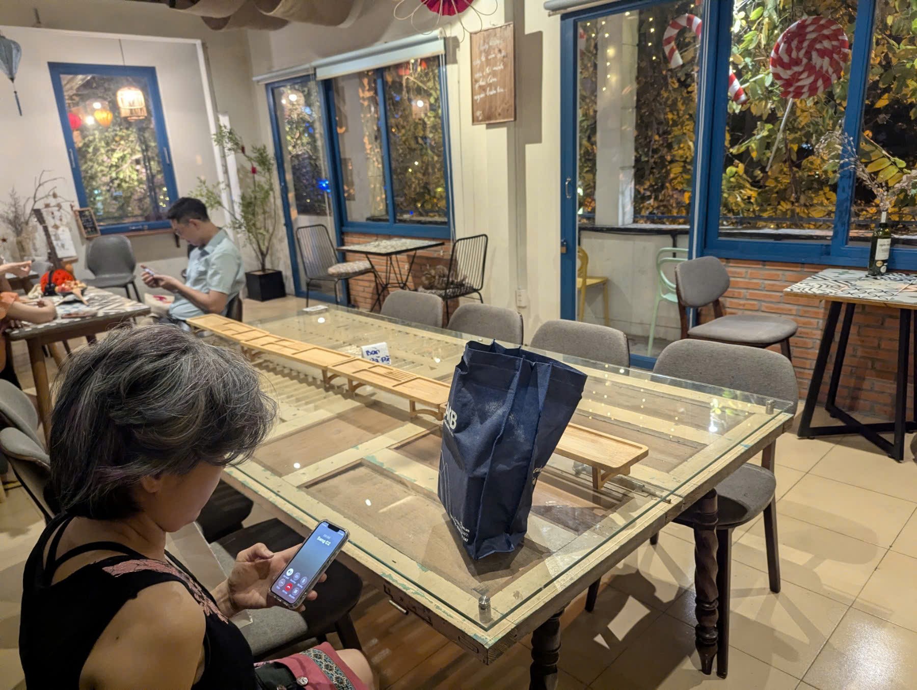 Tiệm cà phê Hỷ