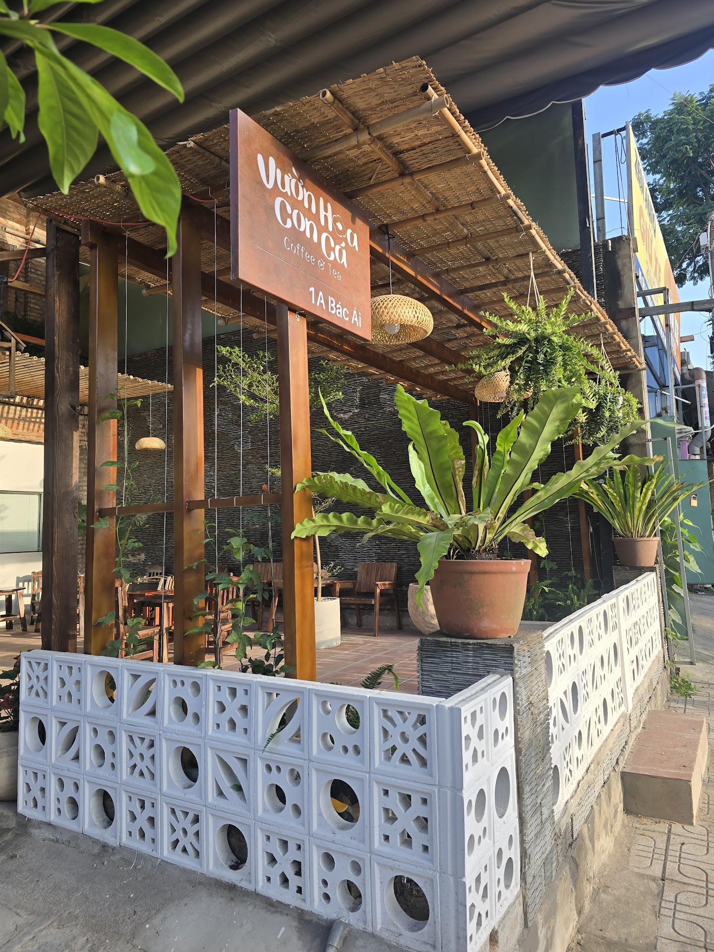 Tiệm cà phê Vườn Hoa Con Cá