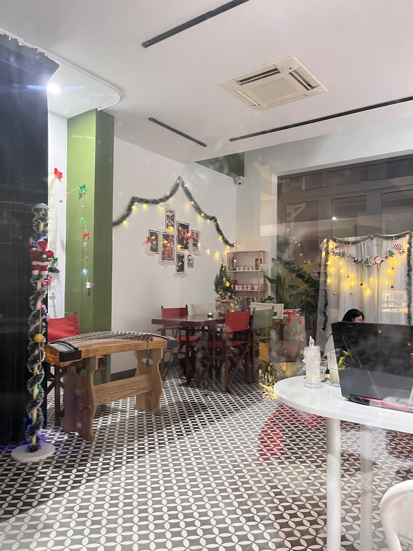 TIỆM NƯỚC CÓ CÁI LY MẺ