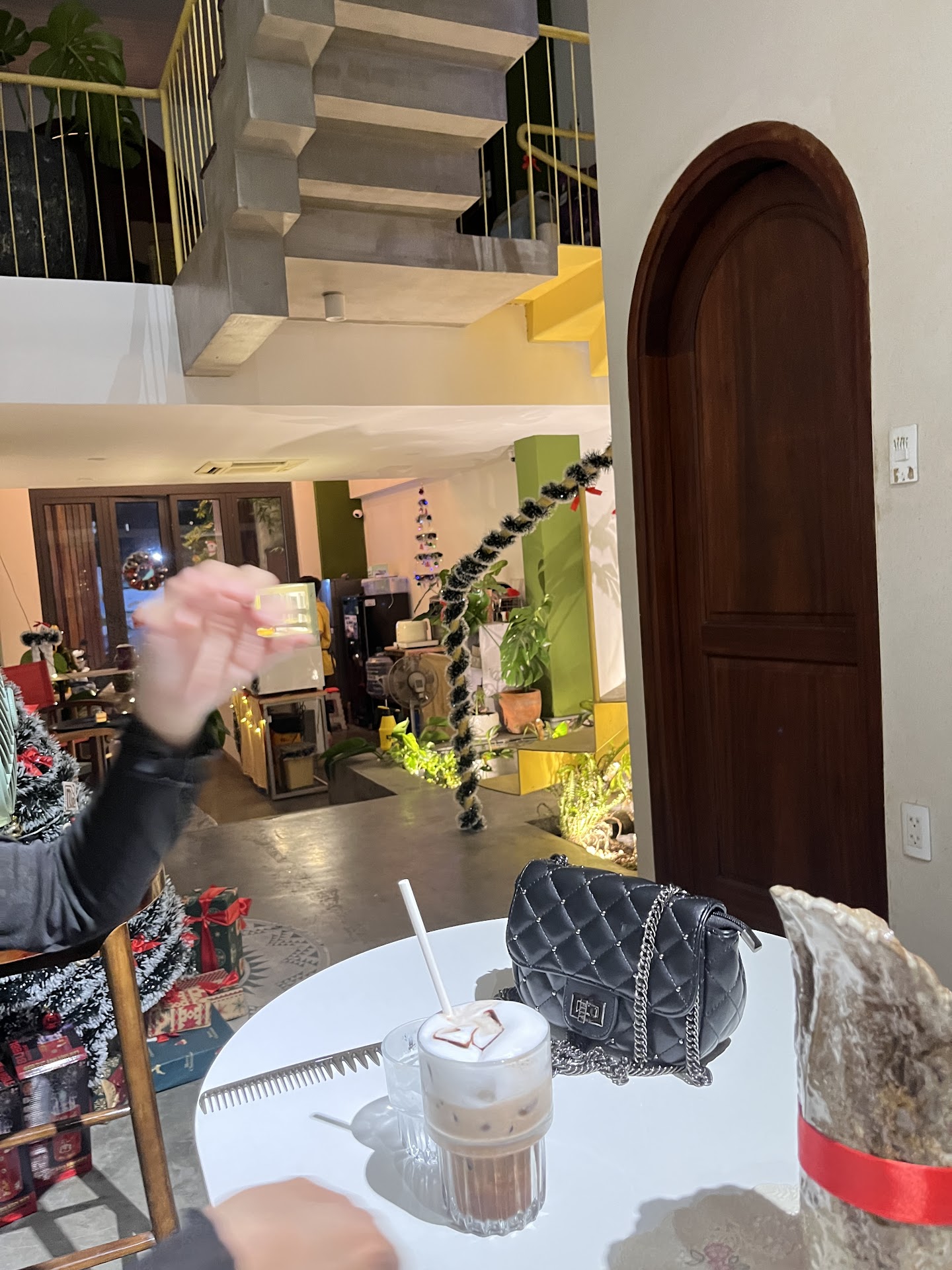 TIỆM NƯỚC CÓ CÁI LY MẺ